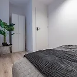 Apartly - &a
