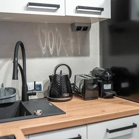 Apartly - &a